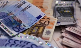 Euro sobe e supera 1,07 dólares