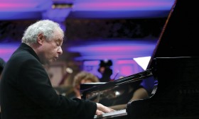 Pianista András Schiff cancela concertos nos EUA devido a 'bullying' de Trump