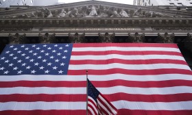 Wall Street negoceia em alta em dia de avisos da China aos EUA