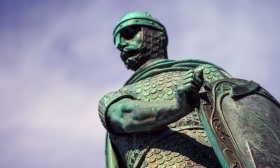 Espada da estátua de D. Afonso Henriques em Guimarães retirada após desaparecer peça