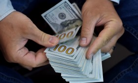 Riqueza de 12 maiores milionários é maior que a de metade da humanidade