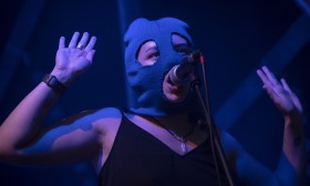 Tribunal russo condena à revelia membros da banda Pussy Riot a penas de prisão entre os oito e 13 anos de prisão