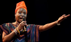 Angélique Kidjo primeira africana negra a receber estrela no Passeio da Fama
