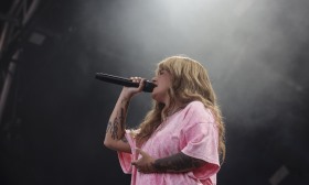 Carolina Deslandes edita hoje um álbum "completamente diferente" de tudo o que já fez