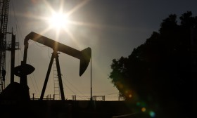 Agência Internacional de Energia revê em baixa aumento da procura mundial de petróleo