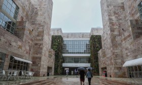 “Lacrima” expõe trabalho invisível por trás da confeção de um vestido real no CCB