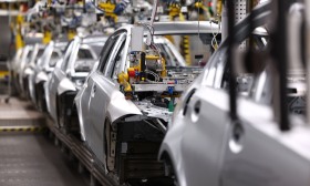 BMW aposta em robôs humanoides para automatizar tarefas em fábrica na Alemanha