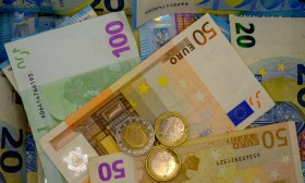 Euro volta a cair face ao dólar e fica em mínimos de agosto