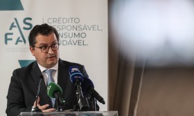 Ministro das Finanças acusa anterior governo de aprovar 2.500 ME em despesas extraordinárias