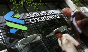 Banco Standard Chartered prevê eliminar milhares de postos de trabalho até 2030