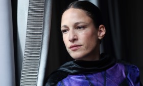 "Morre-se muito de amor no fado, mas poder resistir é algo que me interessa cantar"- Carminho