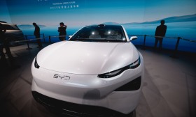 Chinesa BYD ultrapassa Tesla após queda de quase 9% nas entregas