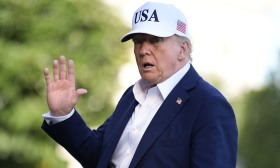 Trump adia data limite de imposição para agosto