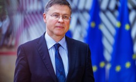 França deve “tomar medidas para cumprir compromissos” orçamentais, diz Comissão Europeia