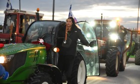 Quase 25.000 tratores bloqueiam estradas na Grécia contra atrasos nos apoios da UE