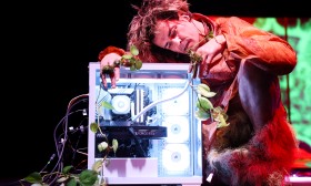 Primeiro espetáculo de teatro com IA põe ator Albano Jerónimo a dialogar com computador