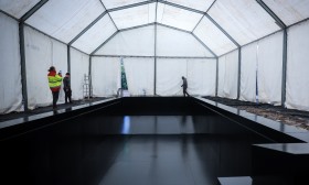 Museu de Serralves apresenta obras inéditas de Anne Imhof com piscina em ferro negro