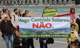 Mais de 100 pessoas em Lisboa mostram que “a Beira está viva” e é contra mega centrais solares