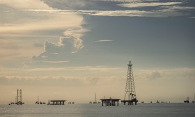 Países da AIE libertam 400 milhões barris de petróleo das reservas estratégicas