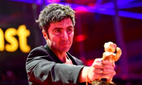 "Gelbe Briefe" do turco-alemão Ilke Çatar vence Urso de Ouro do festival de cinema de Berlim
