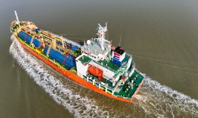 Bloqueio do Estreito de Ormuz limita trânsito de navios a 5% face aos períodos de paz