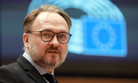 Bruxelas pede que países da UE apoiem consumidores e baixem impostos sobre a luz