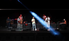 Os Tubarões trouxeram ritmo a Lisboa onde há 45 anos recusaram ser pagos por Cunhal