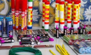 Pirotecnia ilegal domina multas no futebol e motiva campanha de sensibilização