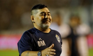 Treinador Diego Maradona renova com o Gimnasia de la Plata até 2021