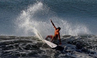 Covid-19: Liga Mundial de Surf adia provas de qualificação na Indonésia e Japão