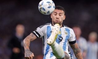 Otamendi marca de penálti na goleada da Argentina, Brasil bate Croácia