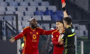 Roma de Mourinho reduzida a nove jogadores segura empate caseiro com Fiorentina
