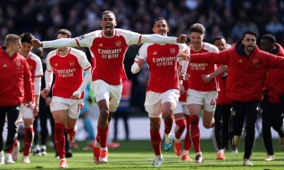 Arsenal foge no comando da Premier League com triunfo sobre o rival Tottenham