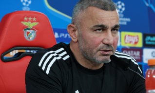 Treinador do Qarabag assume "alegria e responsabilidade" por defrontar o Benfica