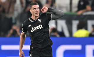 Vlahovic sofre lesão muscular grave e deve desfalcar Juventus três meses