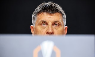 Técnico do Estrela Vermelha aponta FC Porto como "um dos favoritos"