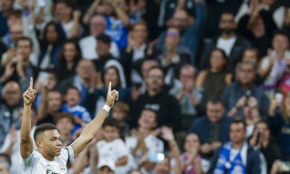 Real Madrid cimenta liderança com ‘bis’ de Mbappé e estreia a marcar de Carreras