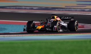 Verstappen vence no Qatar e título de Fórmula 1 decide-se na última corrida