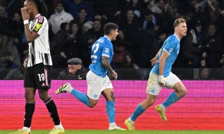 Nápoles bate Juventus e sobe à liderança da Serie A antes de defrontar Benfica
