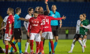 Santa Clara quer anulação de expulsão de Paulo Vitor e áudios do videoárbitro