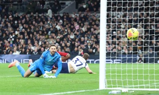 Liverpool sofre para vencer Tottenham que acabou jogo com nove