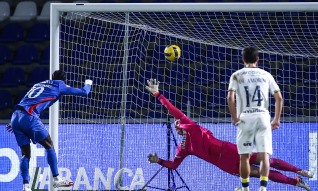 Alverca bate Famalicão com penálti aos 90+5