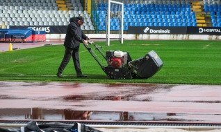 Associação de Futebol de Leiria adia jogos; em Coimbra retomam-se provas