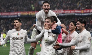 Nápoles vence em Génova com penálti nos 