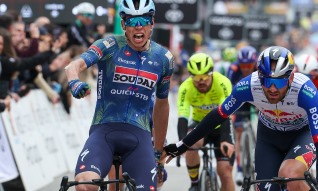 Volta ao Algarve: Francês Paul Magnier vence etapa inaugural e é o primeiro líder