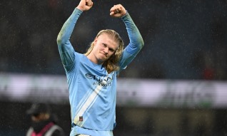 Manchester City vence e pressiona lider Arsenal em Inglaterra