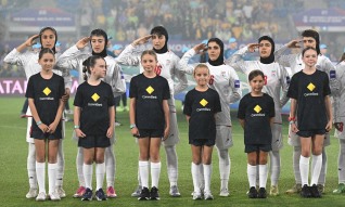 Seleção iraniana feminina entoa hino após silêncio na estreia da Taça Asiática