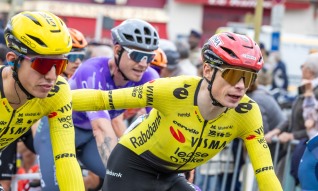 Vingegaard veste de amarelo no meio do caos da quarta etapa do Paris-Nice