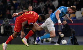 Nápoles vence Lecce e reforça terceiro lugar na Liga italiana