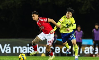 Benfica iguala Sporting à condição ao ganhar em Arouca aos 90+6 minutos